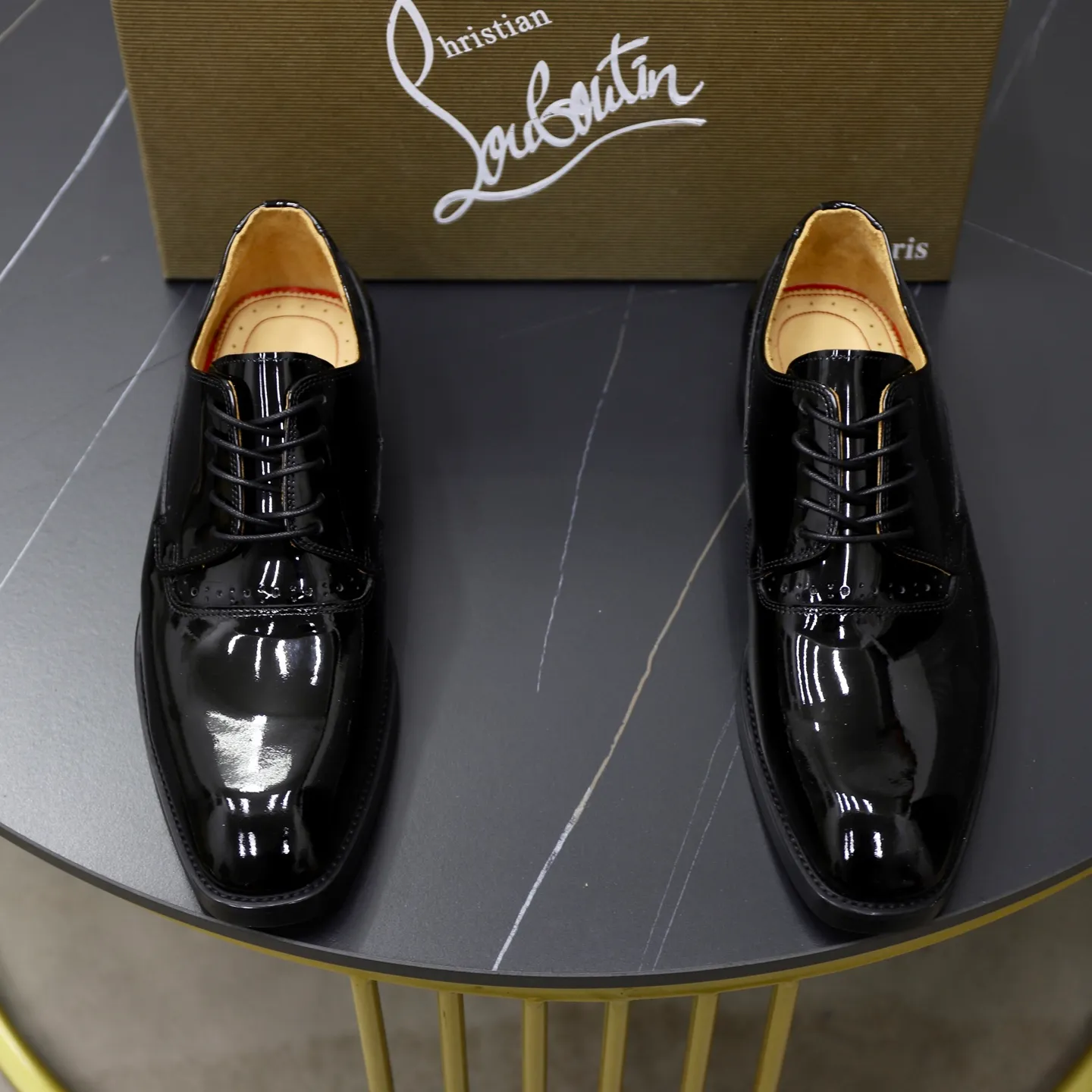 Ex-factory price: 620💰Christia*.Loubouti*🆑High-end men’s business formal leather shoes | Classic red sole shoes | Original imported first-layer cowhide | Water-dyed cowhide lining | Italian imported red rubber outsole | High-end luxury | Perfect interpretation of fashion, sunshine, style, suitable for various occasions Size: 39-44 (38.45 custom-made)